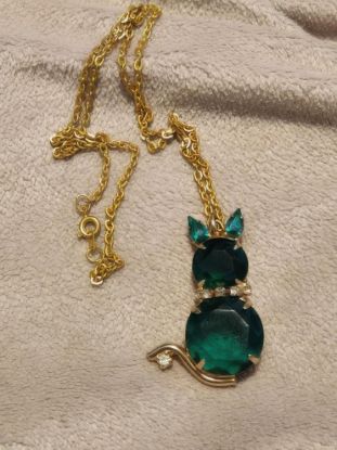 Picture of Gold Tone Faux Emerald Rhinestone Cat Necklace